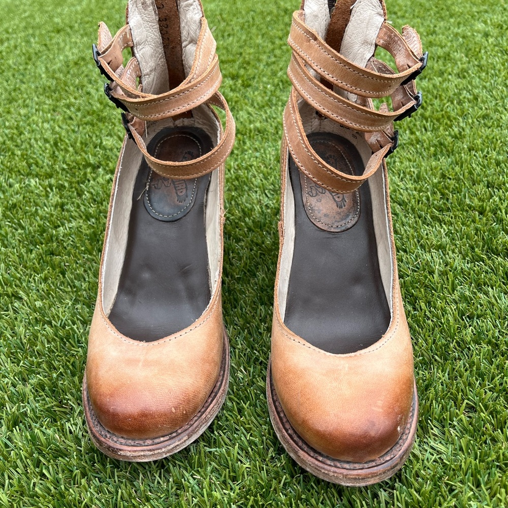 Freebird Randi size 7 Tan Heels with Timeless Elegance